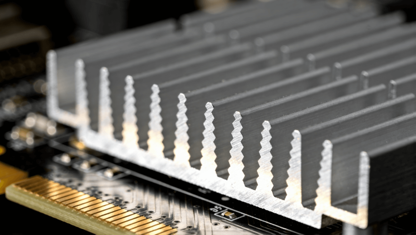 储能PCB边缘集成式锯齿状散热翼片特写,展示增强型风冷设计.png