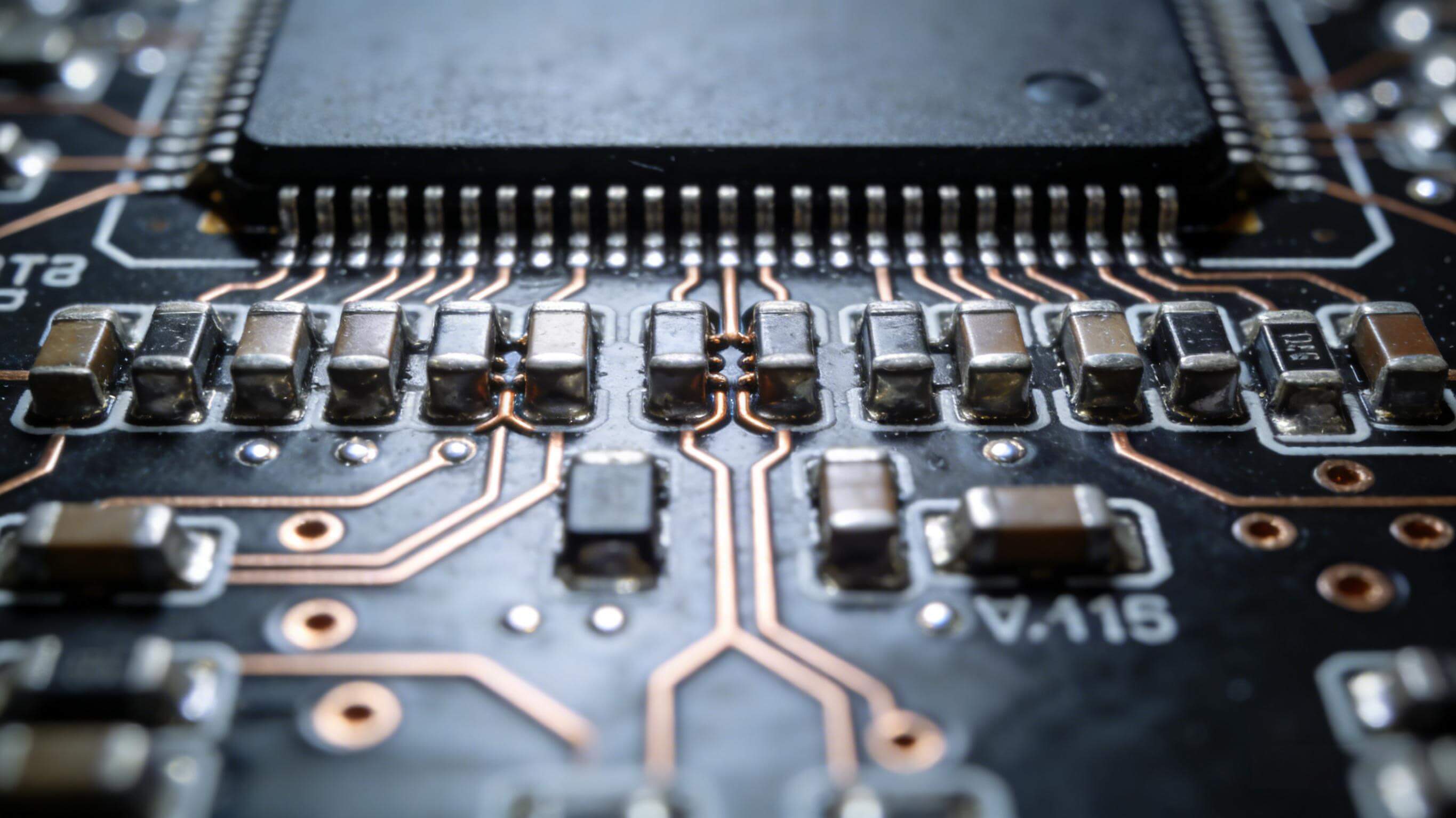 5G模块PCB上FPGA下方优化的去耦电容布局.jpeg